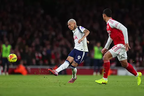 بعد هدفه الخيالي.. ريتشارليسون يقفز في قائمة هدافي الدوري الإنجليزي